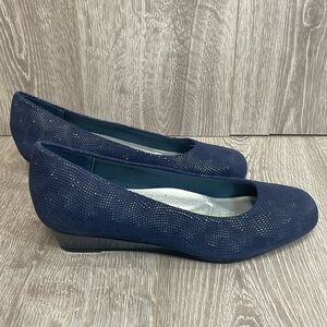 NWOT Trotters Lauren Navy 3D Patent Suede Wedge Slip On Pump 9W
